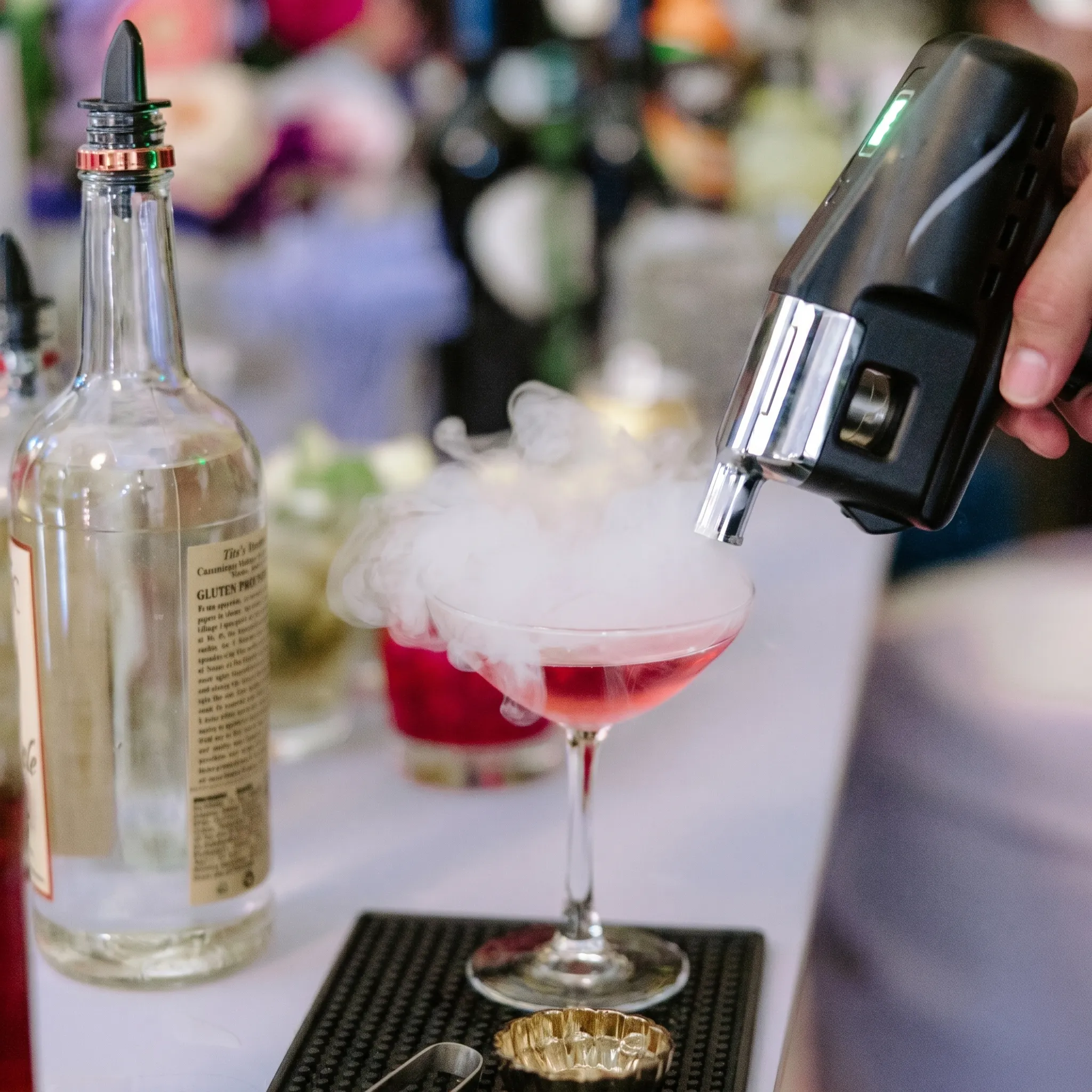 Experiencia de coctelería personalizada y barra de barman para eventos privados