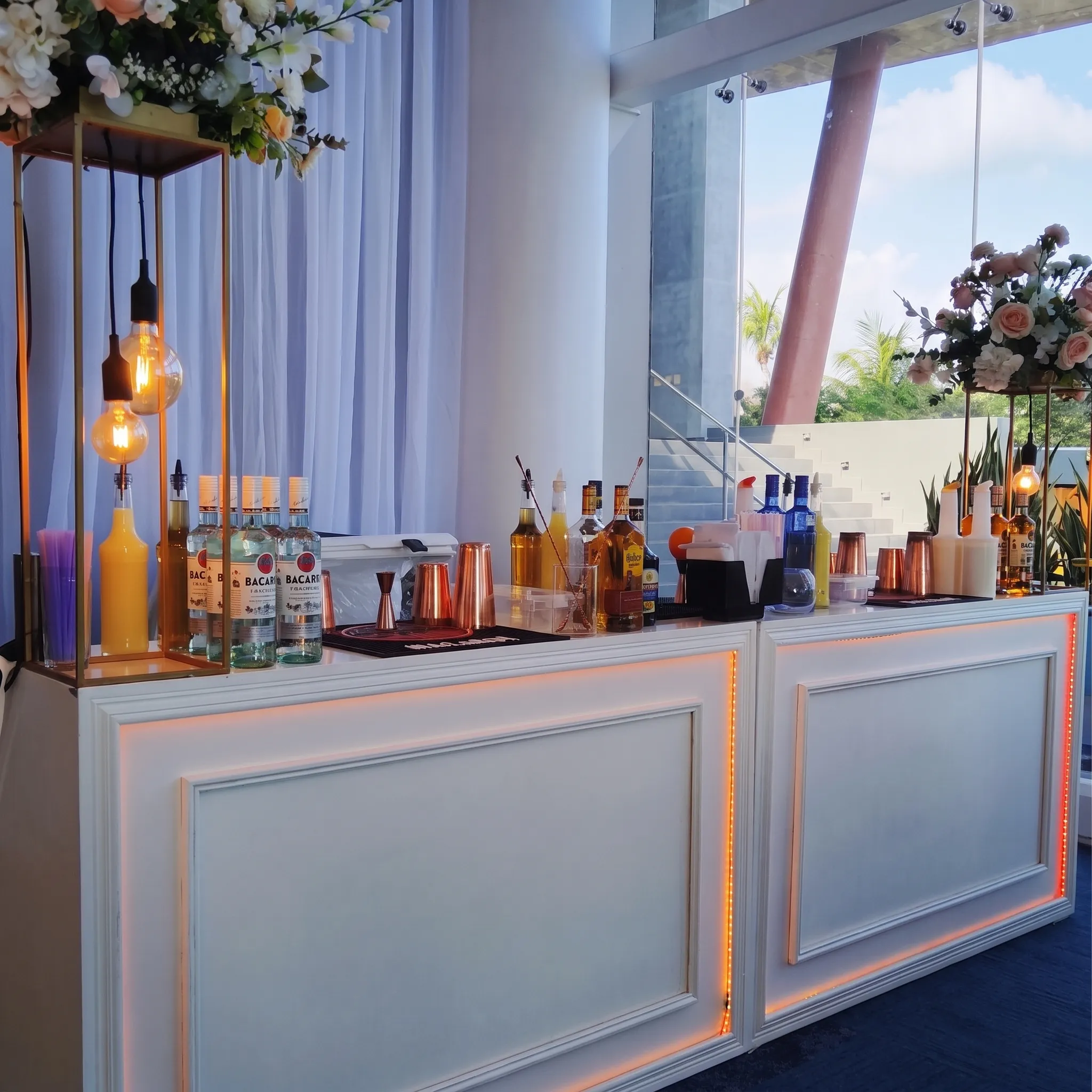 Montaje de barra móvil de coctelería para eventos por La Reserva en Lima Metropolitana