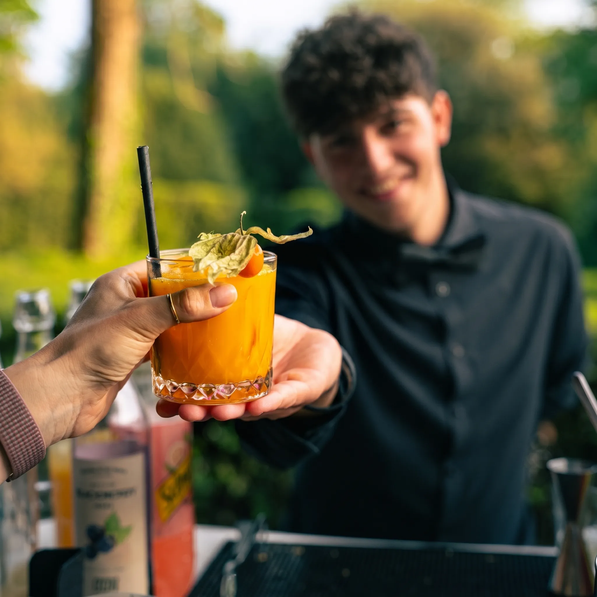 Equipo de bartenders profesionales atendiendo la barra en una boda en Lima
